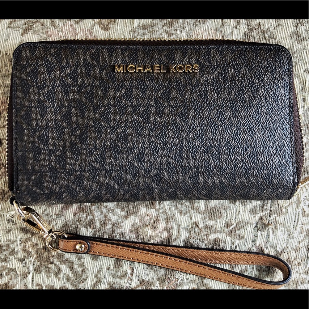 Michael Kors Women’s Jet Set Travel Phone Case